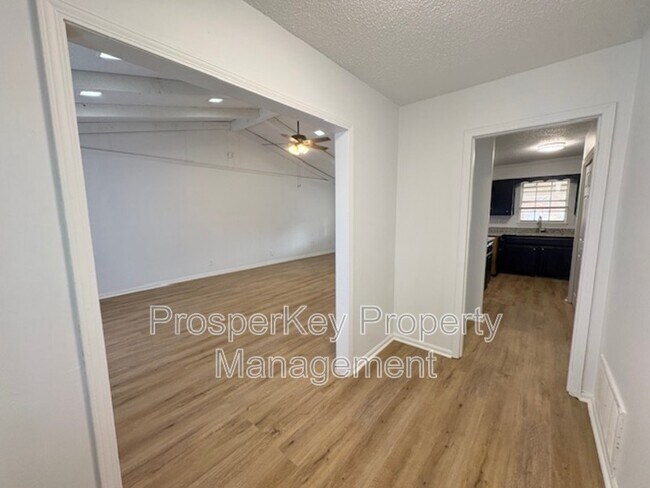 Foto del edificio - 3009 Montwood Ct