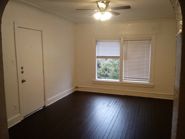 Foto del edificio - 3210 N Haskell Ave