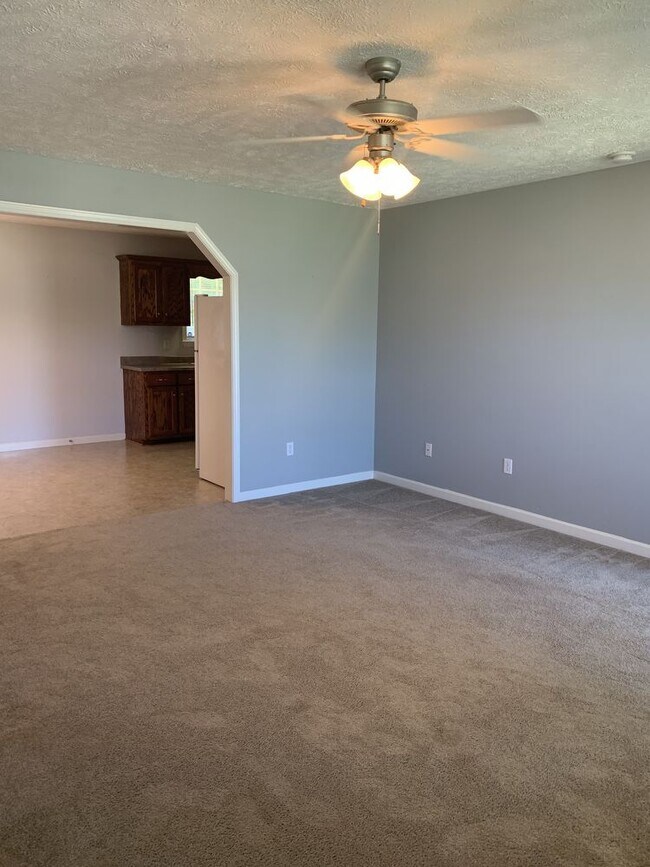 Foto del edificio - 3 Bedroom 2 Bath Home with GARAGE
