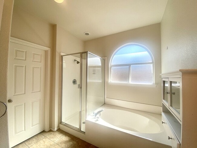 Building Photo - Amazing home with Garage and Backyard 3/2 ...