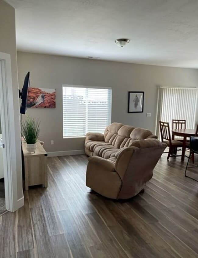 Building Photo - 1579 W Pyrite Ln