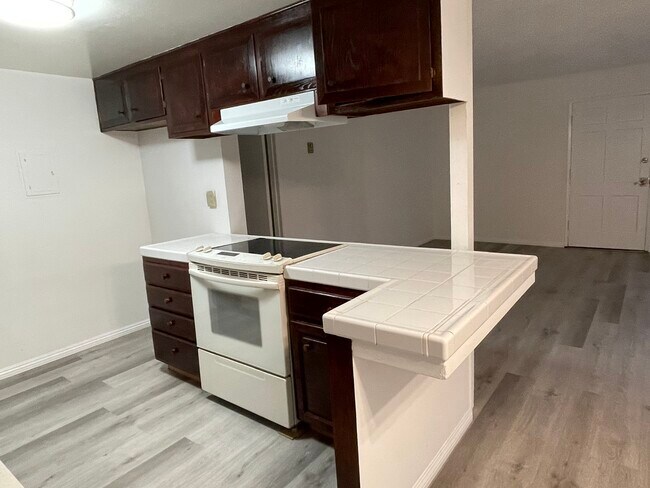 Cocina_lado derecho - 1106 Opal St