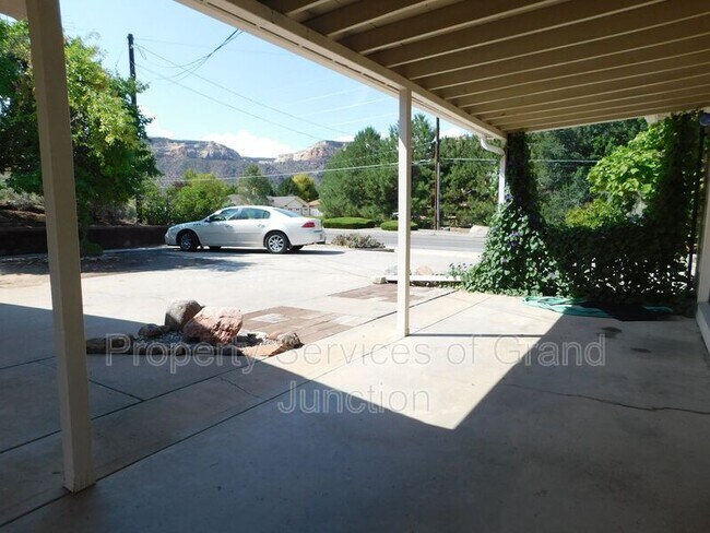 Building Photo - 396 S Camp Rd