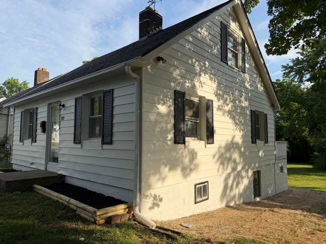 Building Photo - 203 W Elm St
