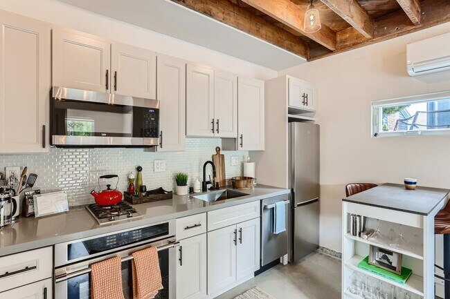 Building Photo - Unique DADU with heated floors, AC, design...