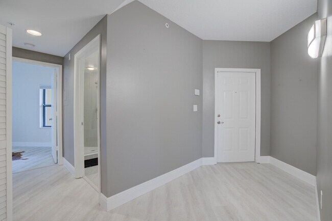 Building Photo - 100 Uno Lago Dr
