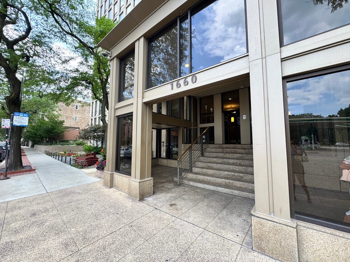 Foto principal - 1660 N La Salle Dr