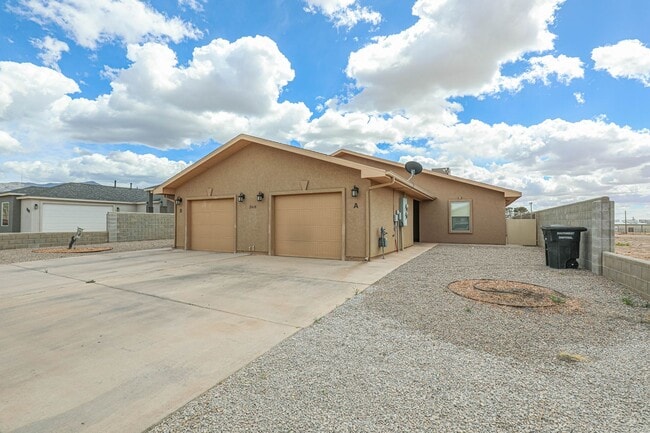 Building Photo - Cozy 3 Bed 2 Bath You've Been Looking For!