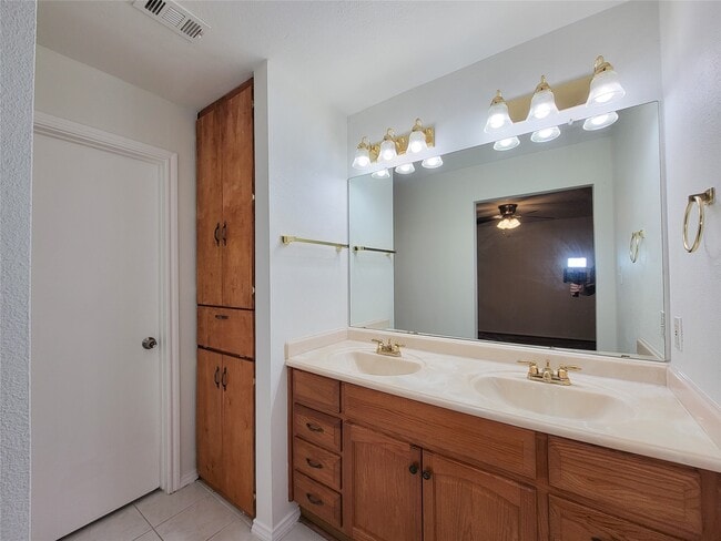Building Photo - 8747 Fondren Village Dr