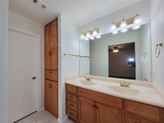 Foto del edificio - 8747 Fondren Village Dr