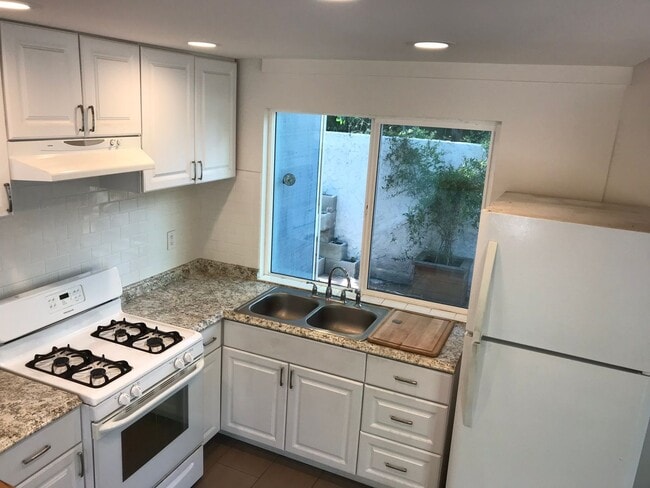 Building Photo - Charming 2-Bed, 1-Bath Apartment with Priv...