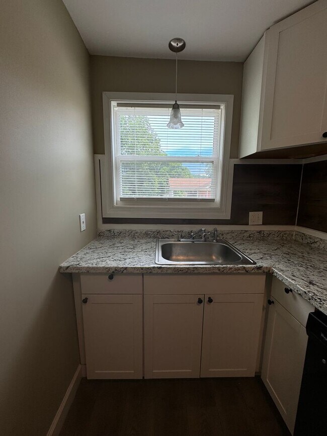 Building Photo - Brick 2/1 Apartment in Cave Spring- $995