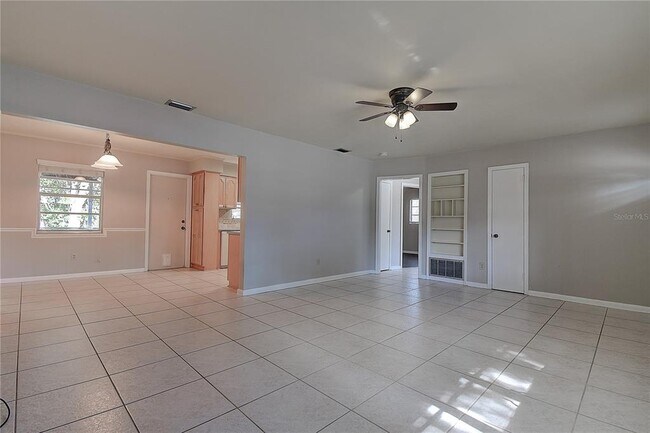 Building Photo - 820 Poinsettia Ave