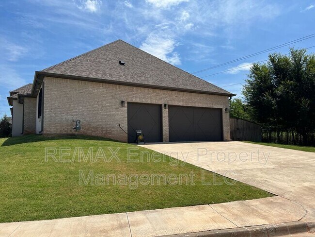 Building Photo - 440 St Claire Dr