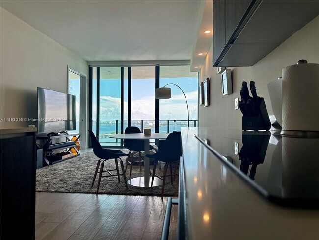Foto del edificio - 480 NE 31st St