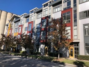 Building Photo - 514 W 10th St
