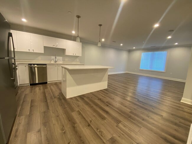 Building Photo - 918 Providence Hwy