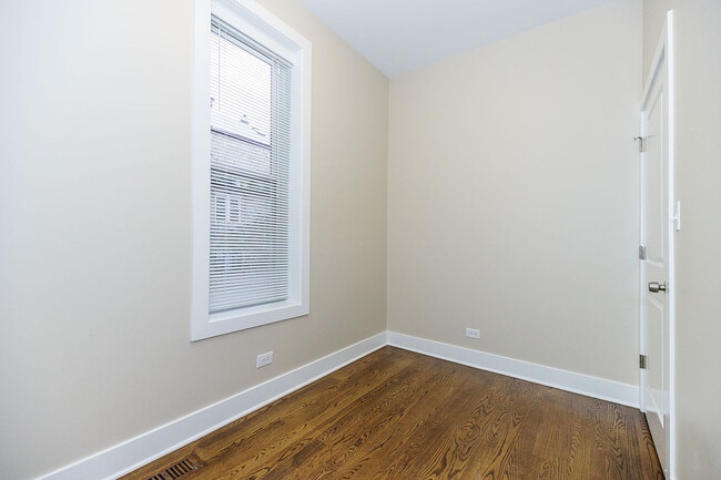 Foto del edificio - 1334 W 18th Pl