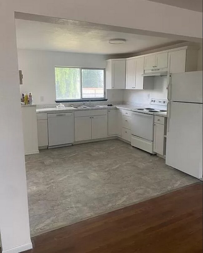 Building Photo - Updated 4 Bedroom 2 Bath PET FRIENDLY