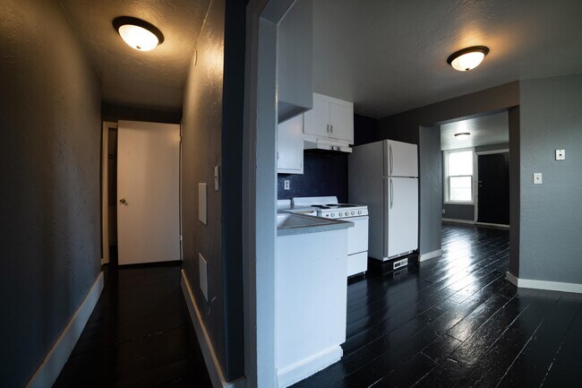 Building Photo - 895 Howard - B