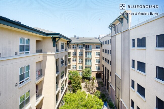 Foto del edificio - 853 Commodore Dr