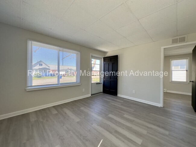 Building Photo - Beautifully Updated 3-Bedroom with Large O...