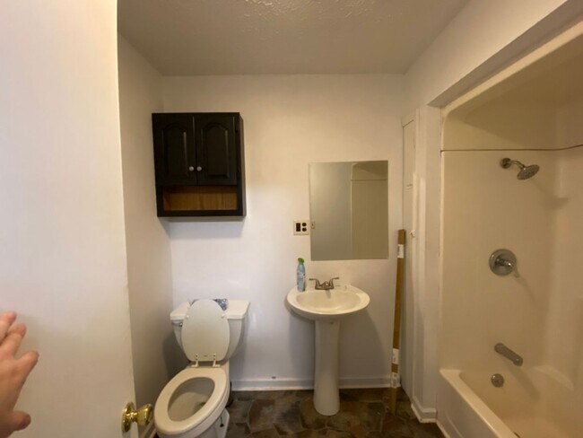Foto del edificio - 2 bed - 1 bath - 1 Car Garage Duplex w/ Utilities