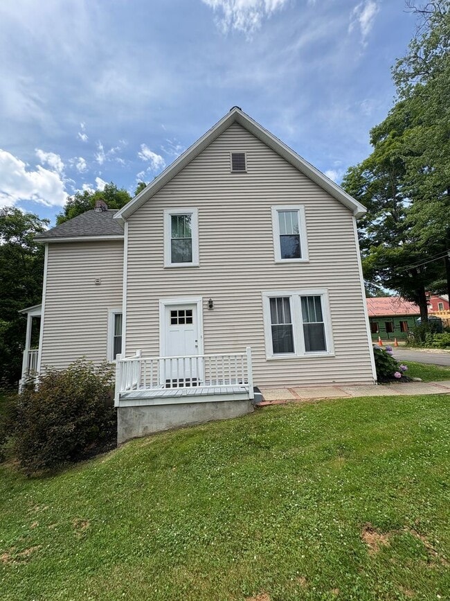 Building Photo - Lovely 4 Bedroomin a Quaint and Quiet Neig...