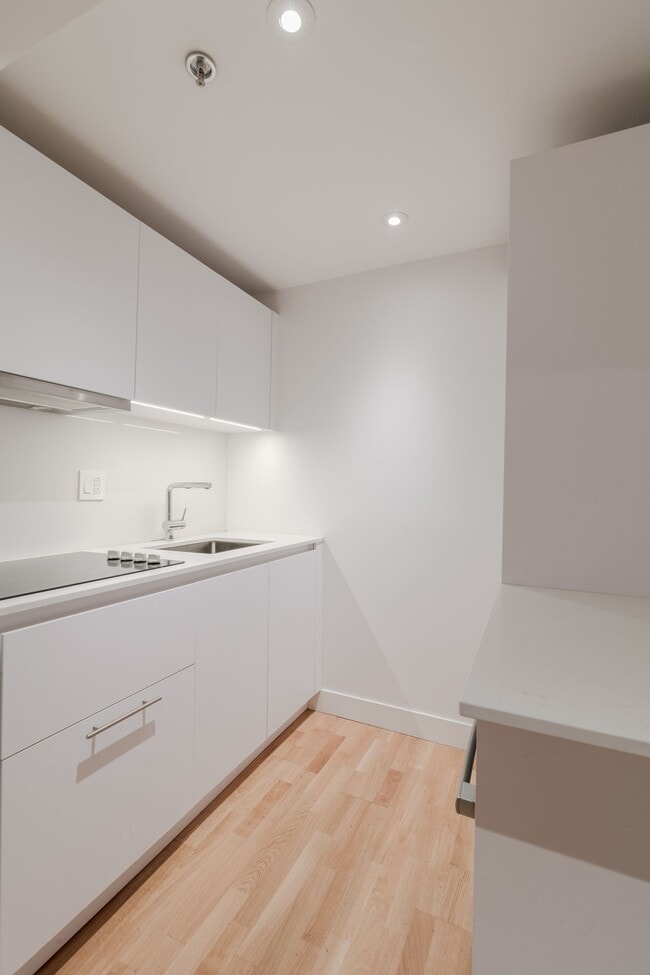 Building Photo - 25 Av des Pins O