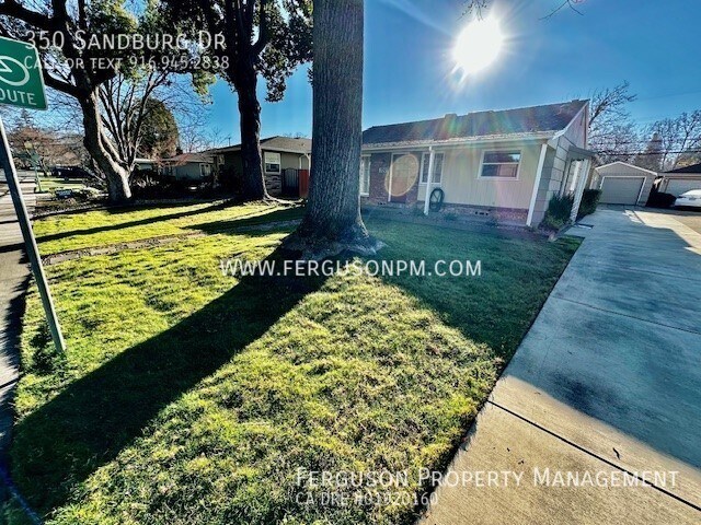 Building Photo - Three Bedroom Home with a Large Backyard i...