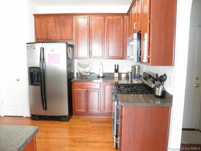Foto del edificio - 408 Queensbury Ln