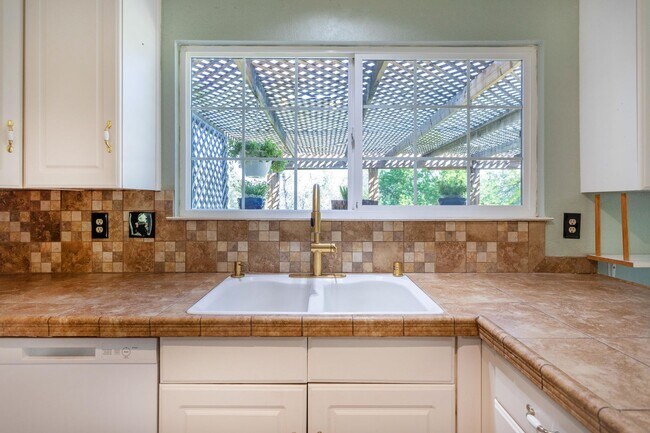 Foto del edificio - 4 Bedroom Home in West Redding