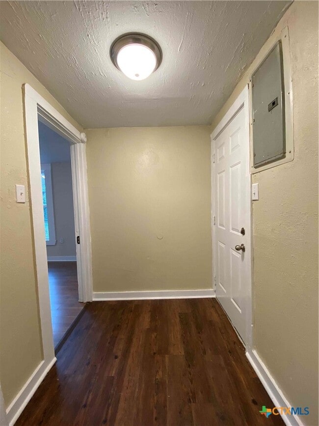 Foto del edificio - 904 N Main St