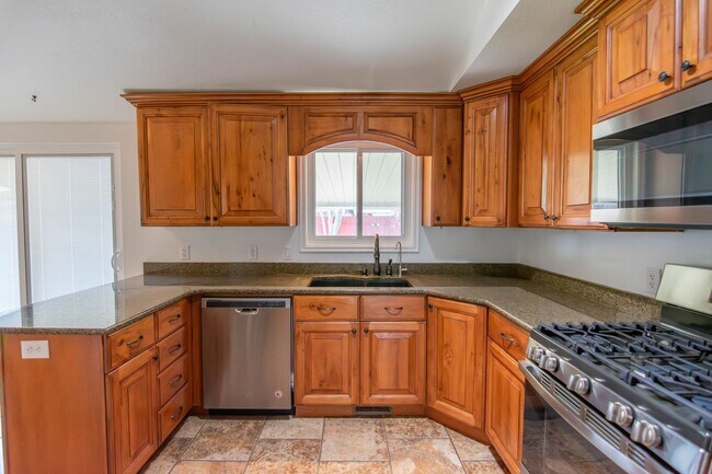 Foto del edificio - Charming 3-Bedroom Home with Spacious Fenced Yard in Prime Location