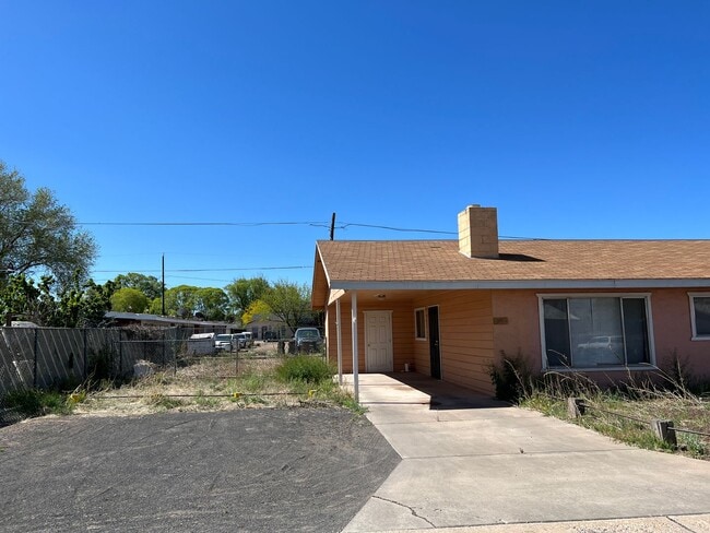Building Photo - 2bed/1 bath duplex unit