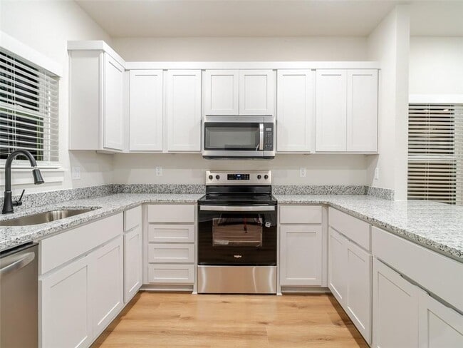 Building Photo - 511 Cosmos St