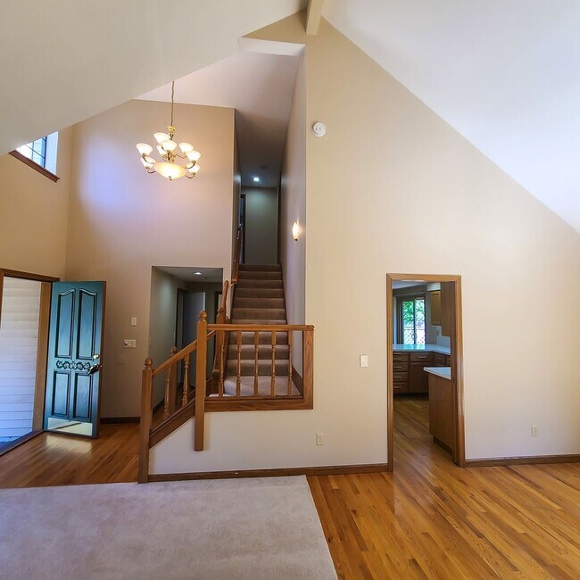 Building Photo - Spaceous 1740 sq ft 3 bedroom 2.5 bath hom...