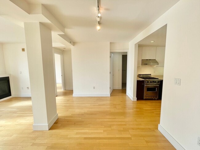 Building Photo - Top Floor 2 bed / 2 bath, city views from private balcony, Garage, In Unit Laundry, Centrally Loc...