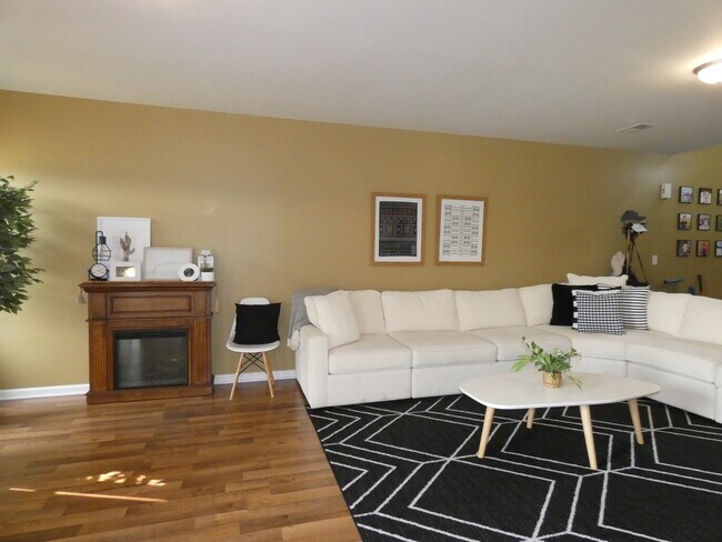 Building Photo - 653 N Edgemere Dr