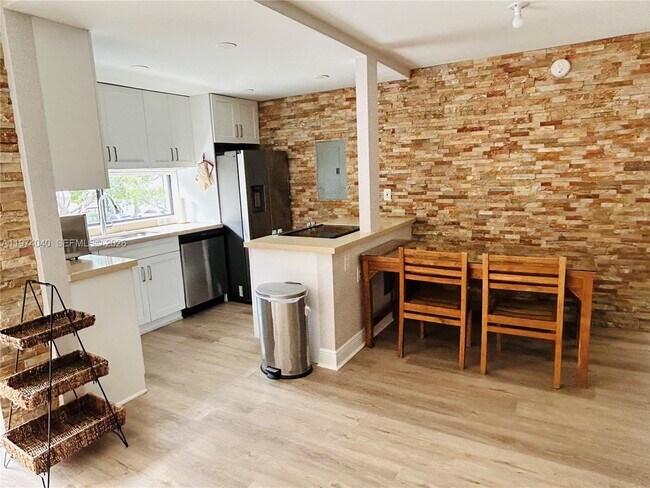 Foto del edificio - 17021 N Bay Rd