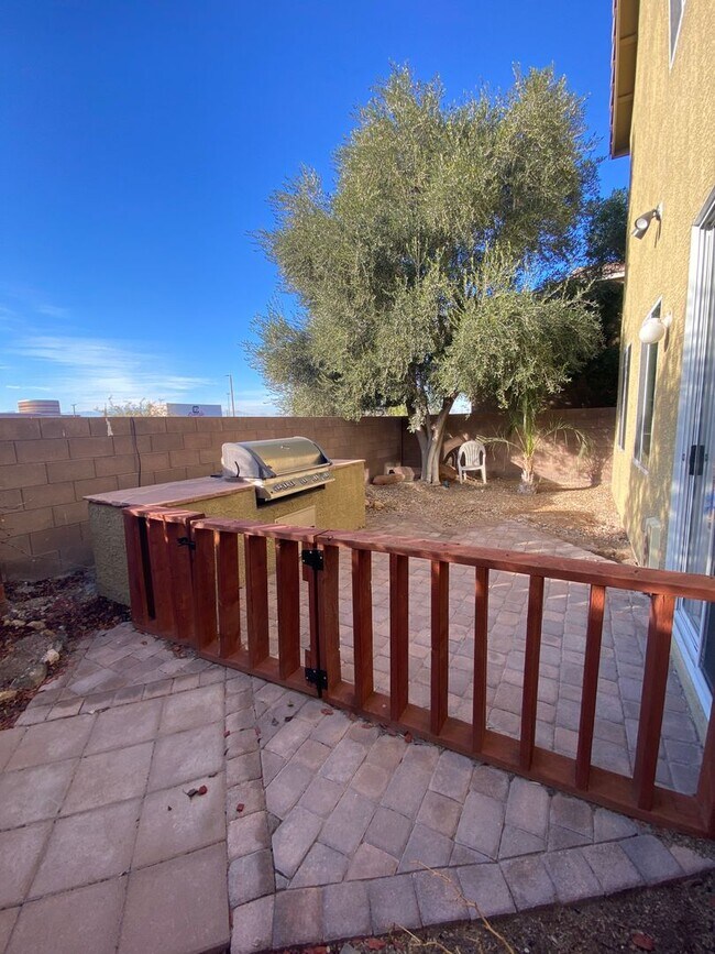 Building Photo - Fabulous Former Model Home!
