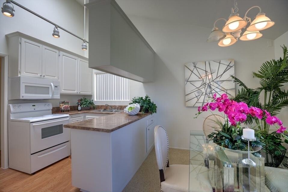 Nice and furnished kitchen - 23711 Mariner Dr