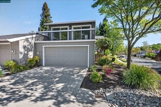 Building Photo - 1736 St Andrews Dr