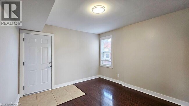 Photo du bâtiment - 1544 King St E