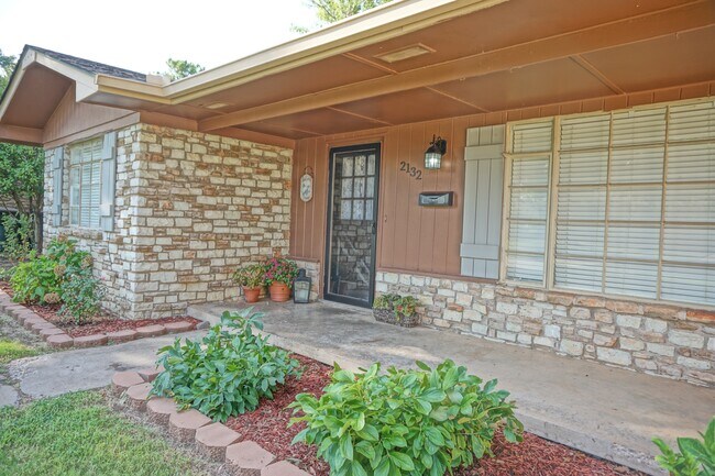 Building Photo - 2132 Fremont Dr