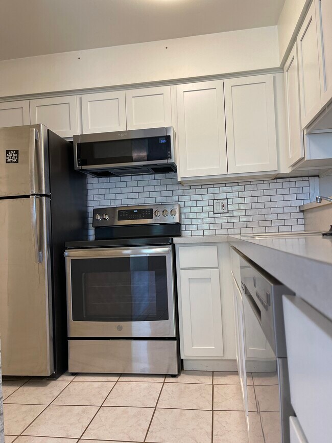 Building Photo - 13905 Camelot Dr