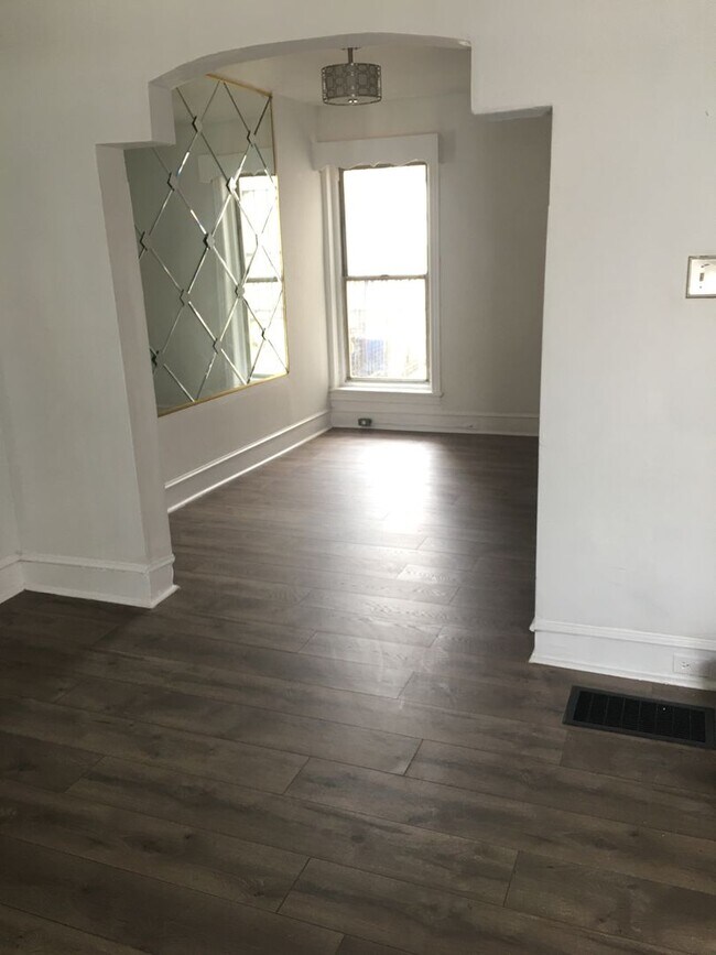 Building Photo - Cozy 3BR Near LaSalle University
