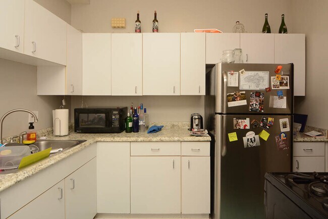 Building Photo - 2030 N Oakley Ave