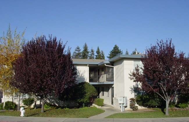 Building Front - 365 W Weddell Dr