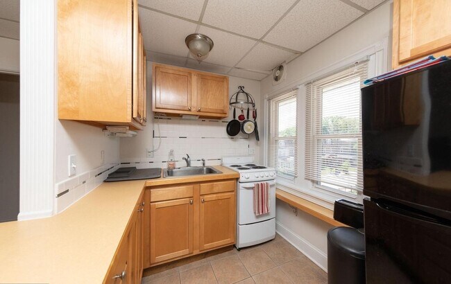 Building Photo - 562 Leverington Ave